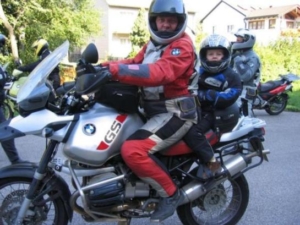 Acompañantes menores en moto